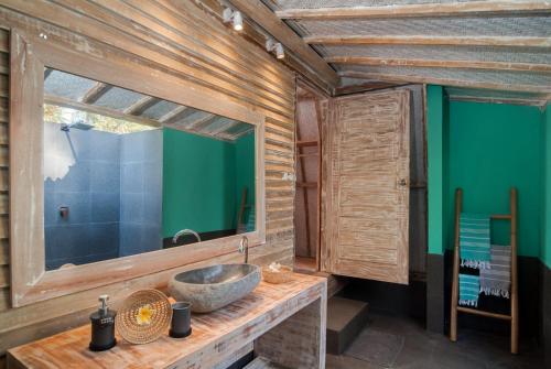 吉利美诺Gili Meno Escape - Adults Only的一间带水槽和绿色墙壁的浴室