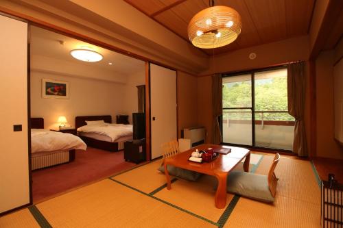 藏王温泉勒韦尔酒店的带两张床和一张桌子的卧室
