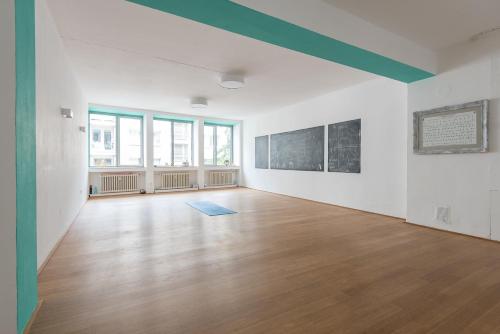 科隆Apartment in der Yogaschule的空房间拥有白色的墙壁和木地板