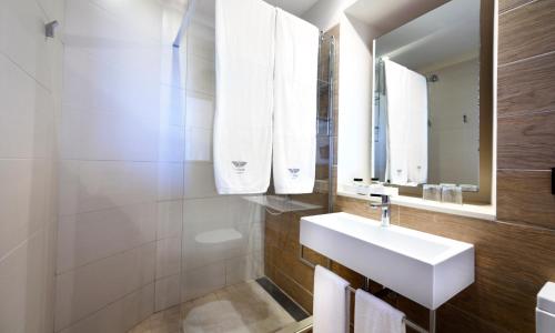 巴古尔Hotel Sa Tuna的一间带水槽和镜子的浴室