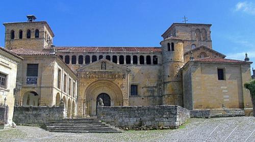 桑提亚纳德玛Posada Adela的一座大型砖砌建筑,上面有十字架