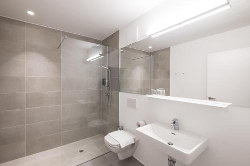 格拉茨附近卡尔斯多夫空军基地酒店 的白色的浴室设有卫生间和水槽。