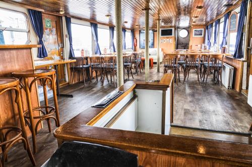 阿姆斯特丹阿米客提亚的餐厅内带桌椅的酒吧
