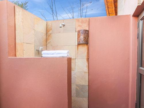 穆德斯蒂夫科鲁兹Spa酒店的浴室设有淋浴,墙上有毛巾