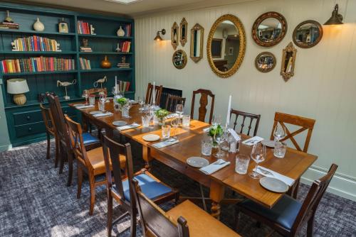 阿伦德尔天鹅酒店的一间带长桌和椅子的用餐室