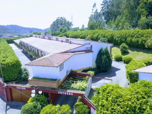 卡尔达斯·德·雷斯Motel Caldas的享有花园房屋的空中景致