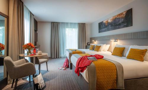 都柏林凯文街马尔丹酒店的酒店客房设有两张床和一张桌子。