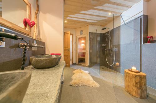Luxus Ferienhäuser Chalets zum Ilsetal mit Kamin & Sauna in Ilsenburg im Harz的一间浴室