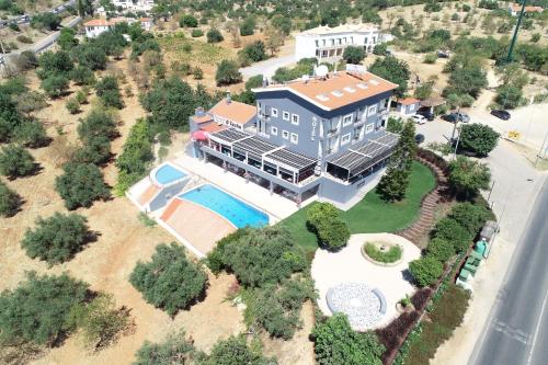 塔维拉Hotel Don Rodrigues的享有带游泳池的房屋的空中景致