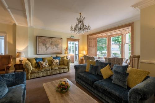 阿伯福伊尔Altskeith Country House的带沙发和桌子的客厅