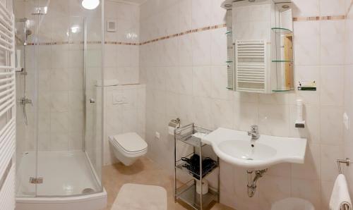 巴德瓦尔特斯多夫基格拉尔酒店的白色的浴室设有水槽和卫生间。