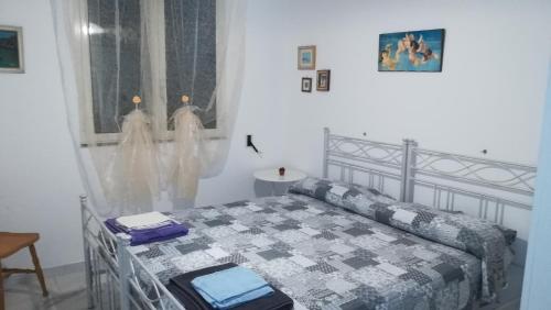 圣凯撒利亚温泉Le Querce Santa Cesarea Terme的一间卧室配有床,床上装有被子