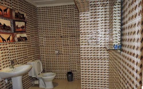 卡萨马Threshold Lodge的一间带卫生间和水槽的浴室