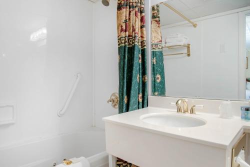基特里马夫旅馆的白色的浴室设有水槽和浴缸。