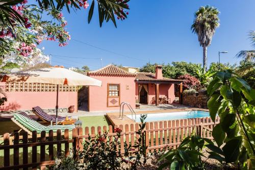 蓬塔戈尔达艾尔腾达尔旅馆的粉红色的房子,设有围栏和游泳池