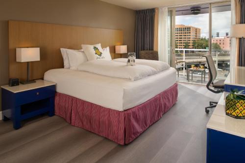 波特兰Staypineapple, Hotel Rose, Downtown Portland的一张位于酒店客房的大床,设有窗户