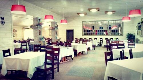 UzynHotel Bannyi Dvor的用餐室配有白色的桌子和木椅