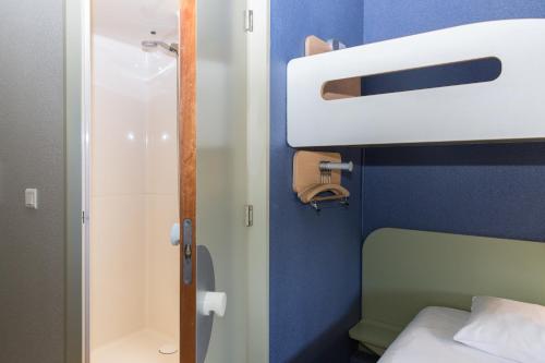 锡斯特龙锡斯特龙宜必思快捷酒店的小型浴室设有一张床和淋浴。