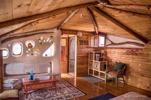 Los EstancosCasa Inspirada的小木屋内的一个房间,配有沙发和一张桌子