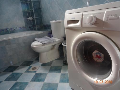 克拉默特Sea Side Lux family appartment的一间带洗衣机和卫生间的浴室