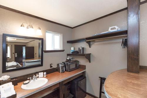 星期五港厄斯伯斯Spa旅馆的一间带水槽和镜子的浴室