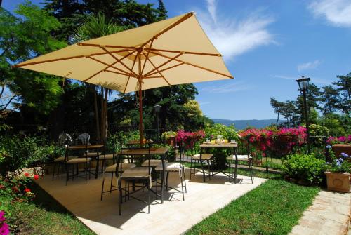 托迪Torre Sangiovanni Albergo e Ristorante da Rosary的一个带桌椅的庭院和大黄伞