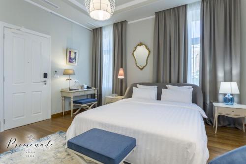 布尔加斯Villa Promenade的卧室配有一张白色大床和蓝色凳子