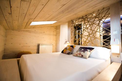 莫雷拉Font Catxa的卧室配有一张白色大床和木制天花板
