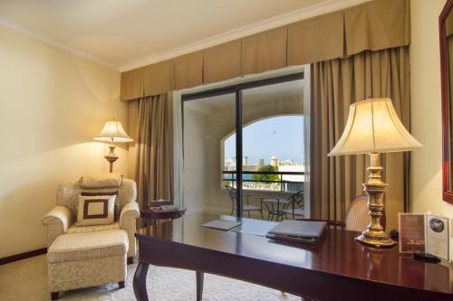 瓦莱塔怡东豪华酒店的酒店客房配有书桌和椅子
