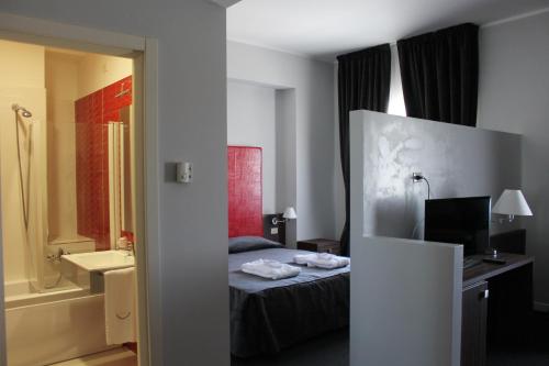 卡斯泰尔佩特罗索拉丰特戴拉斯托雷酒店的一间酒店客房 - 带一张床和一间浴室