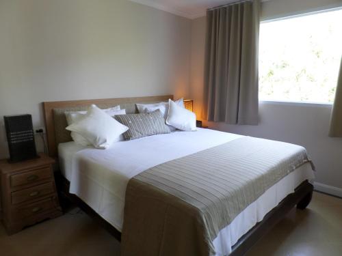 南芭堤雅韦斯特伯里公寓酒店的卧室配有一张大白色床和窗户