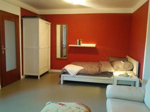 OerlinghausenOerlihome的一间设有床铺和红色墙壁的房间