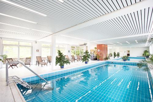 费尔德伯格戴安娜酒店的一座蓝色瓷砖的游泳池