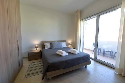 萨利切萨伦蒂诺B&B dei Ciclopi的一间卧室设有一张床和一个大窗户