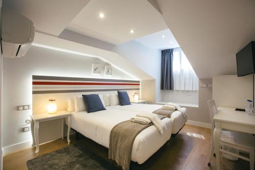 Legazpi Doce Rooms & Suites客房内的一张或多张床位