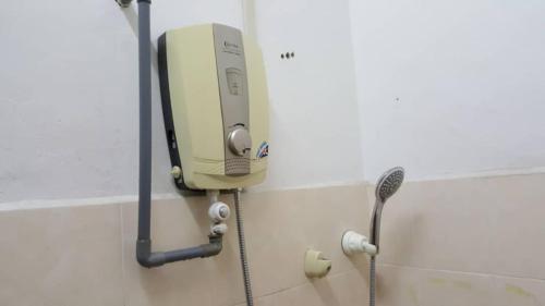 马六甲马六甲MITC民宿的浴室墙上的肥皂机
