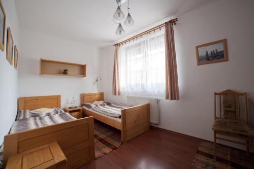 Rajecká LesnáHostinec u Hromadov - ubytovanie v súkromí的一间卧室设有两张床和窗户。