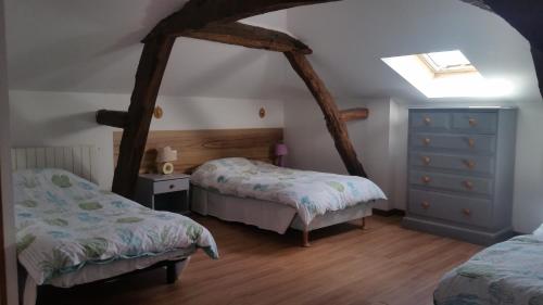Saint-Justin洛基撕加斯康一号度假屋的阁楼卧室设有两张床和天窗