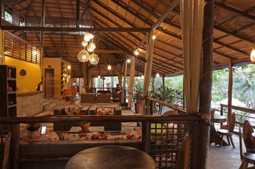马瑙斯亚马逊生态园丛林旅馆的度假村的大堂配有桌椅