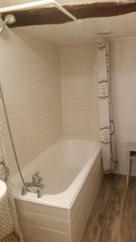Saint-Justin洛基撕加斯康一号度假屋的带浴缸和浴帘的浴室