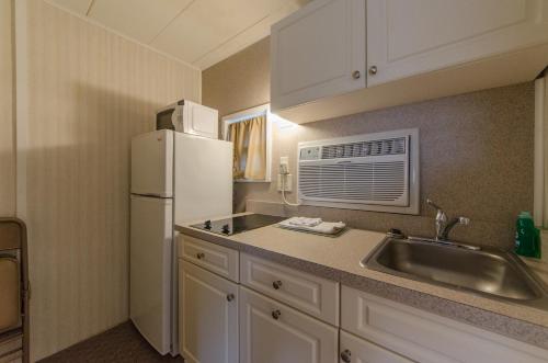斯通港Lark Motel的厨房配有水槽和白色冰箱