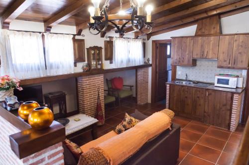 Tornadizos de Ávila曼德如歌乡村别墅的带沙发和壁炉的客厅