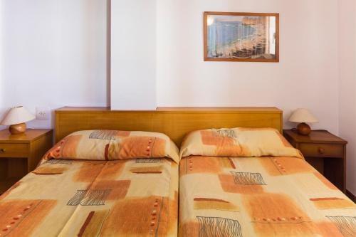 普拉亚登博萨阿尔兰扎公寓- 仅限成人的卧室内两张并排的床