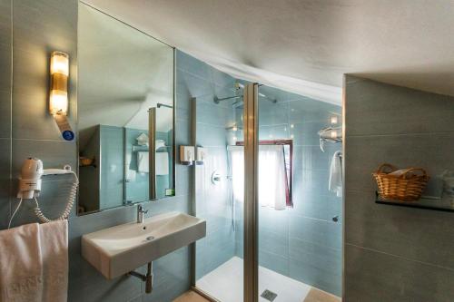 擞莫贝蒙海滩酒店的一间带水槽和淋浴的浴室