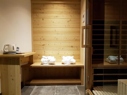 克拉尼斯卡戈拉Hotel Vandot的木制架子上带毛巾的桑拿浴室