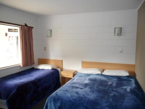 凯塔亚罗雷多汽车旅馆的酒店客房设有两张床和窗户。
