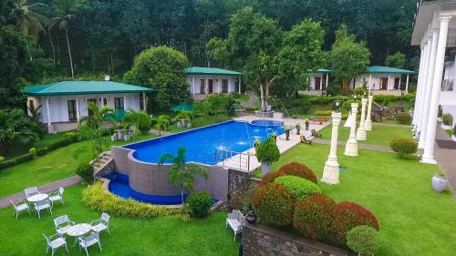 阿维瑟韦勒西塔瓦卡摄政酒店的享有带游泳池的度假村的空中景致