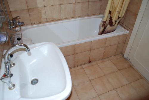 卢克索圣约瑟酒店的浴室配有盥洗盆和浴缸。