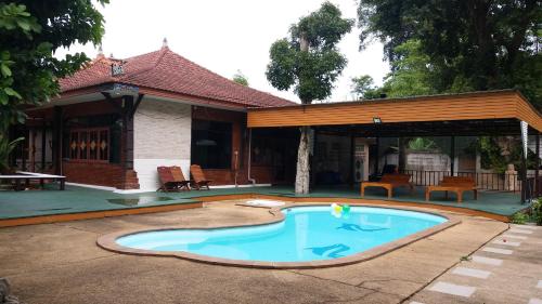 Ban Nong Nam Khan帕雅迈度假酒店的一座房子的院子内的游泳池