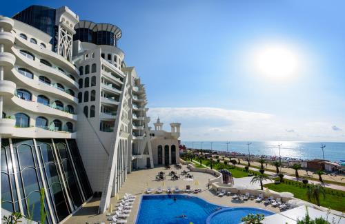 巴统格洛丽亚大酒店的享有酒店和海洋的空中景致